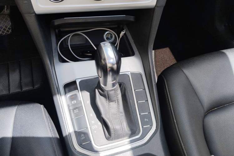 Used Volkswagen Golf Sportsvan 2016 230TSI Automatic Trend Edition Gear Lever