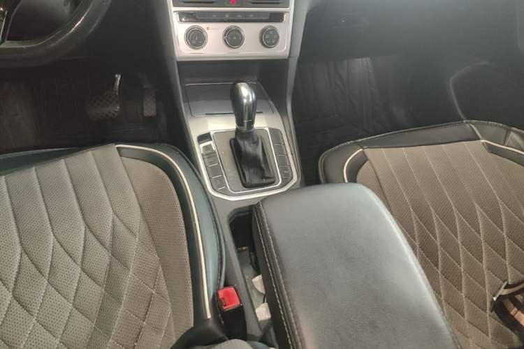 Used Volkswagen Golf Sportsvan 2016 230TSI Automatic Trend Edition Gear Lever