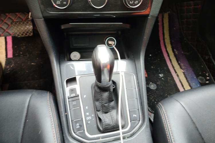 Used Volkswagen Golf Sportsvan 2016 230TSI Automatic Trend Edition Gear Lever
