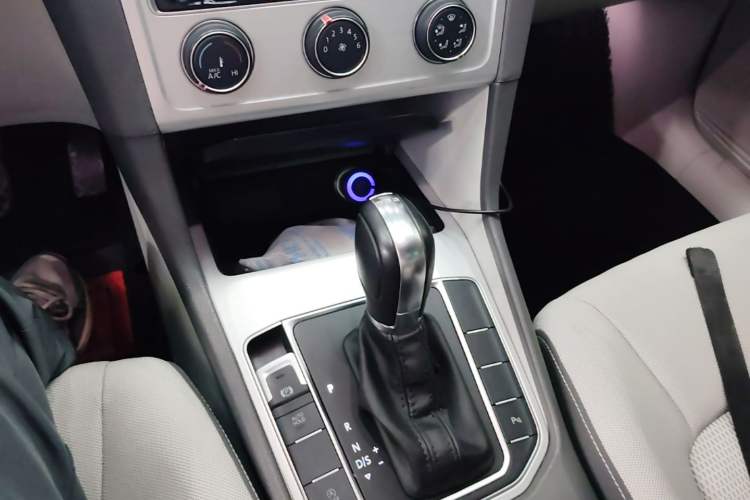 Used Volkswagen Golf Sportsvan 2016 230TSI Automatic Trend Edition Gear Lever