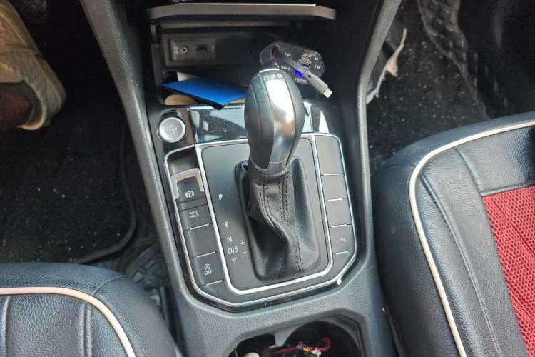 Used Volkswagen Golf Sportsvan 2016 230TSI Automatic Luxury Version Gear Lever