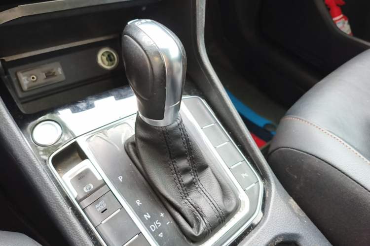 Used Volkswagen Golf Sportsvan 2016 230TSI Automatic Luxury Version Gear Lever