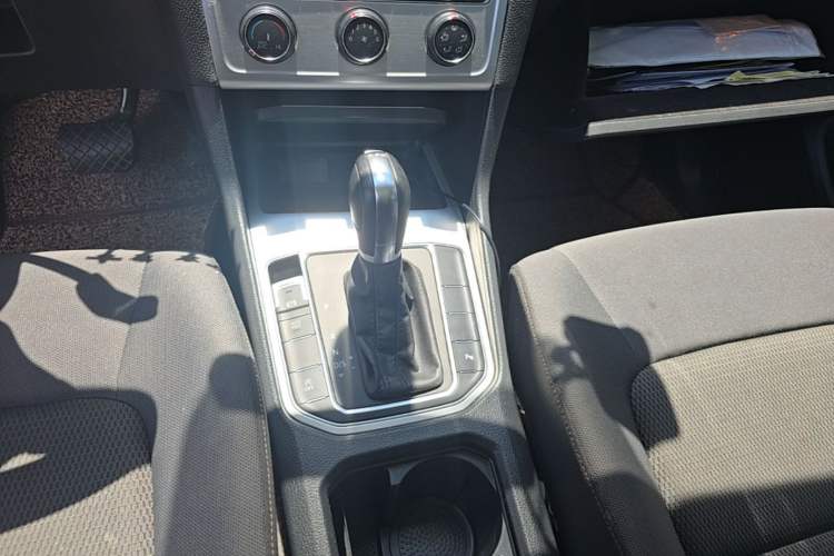 Used Volkswagen Golf Sportsvan 2016 230TSI Automatic Trend Edition Gear Lever