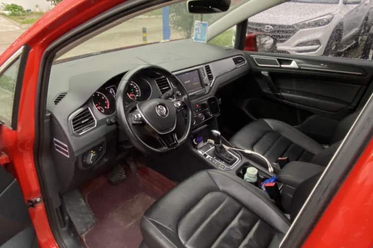 Used Volkswagen Golf Sportsvan 2016 280TSI Automatic Luxury Model Interior 4