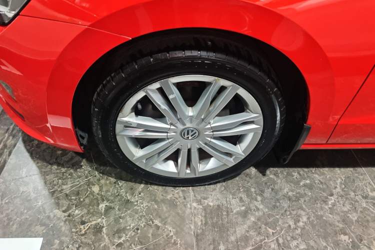 Used Volkswagen Golf Sportsvan 2016 230TSI Automatic Luxury Version Left Front Wheel Hub