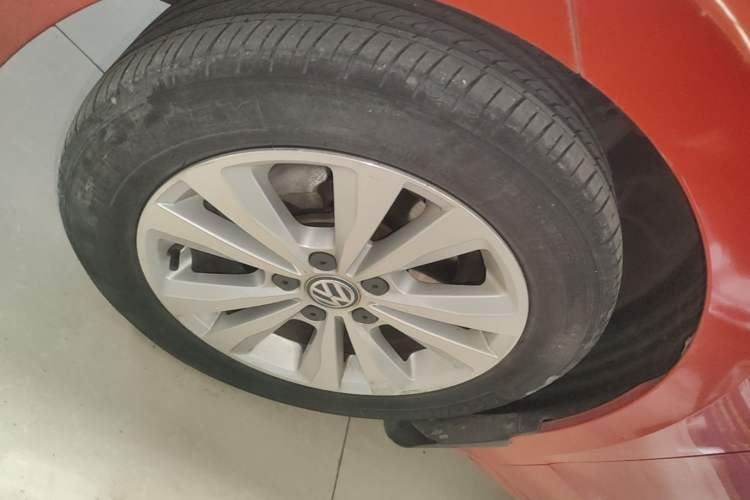 Used Volkswagen Golf Sportsvan 2016 230TSI Automatic Trend Edition Left Front Wheel Hub