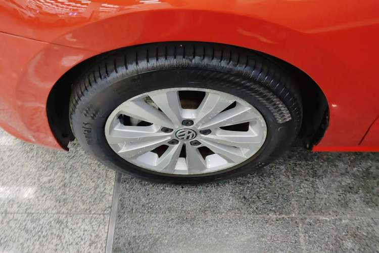 Used Volkswagen Golf Sportsvan 2016 230TSI Automatic Trend Edition Left Front Wheel Hub