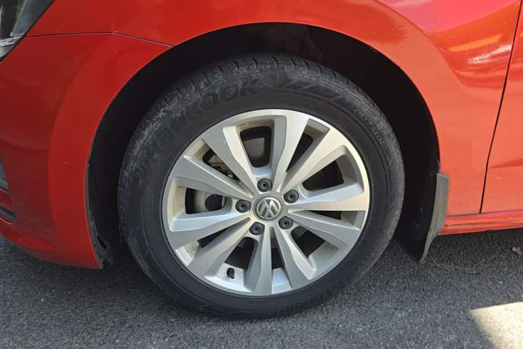 Used Volkswagen Golf Sportsvan 2016 230TSI Automatic Trend Edition Left Front Wheel Hub