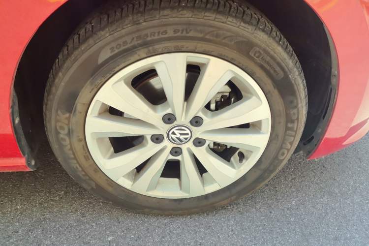 Used Volkswagen Golf Sportsvan 2016 230TSI Automatic Trend Edition Right Front Wheel Hub