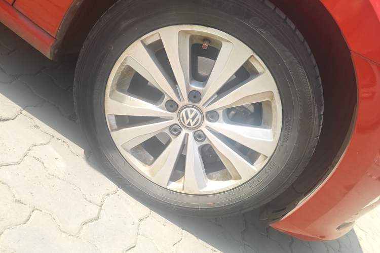Used Volkswagen Golf Sportsvan 2016 230TSI Automatic Trend Edition Right Front Wheel Hub