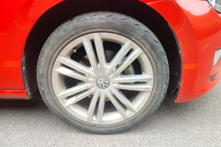 Used Volkswagen Golf Sportsvan 2016 280TSI Automatic Luxury Model Right Front Wheel Hub