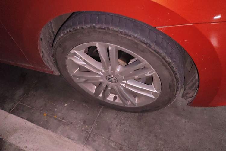 Used Volkswagen Golf Sportsvan 2016 230TSI Automatic Luxury Version Right Front Wheel Hub