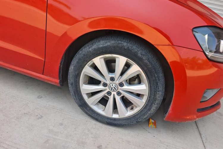 Used Volkswagen Golf Sportsvan 2016 230TSI Automatic Trend Edition Right Front Wheel Hub