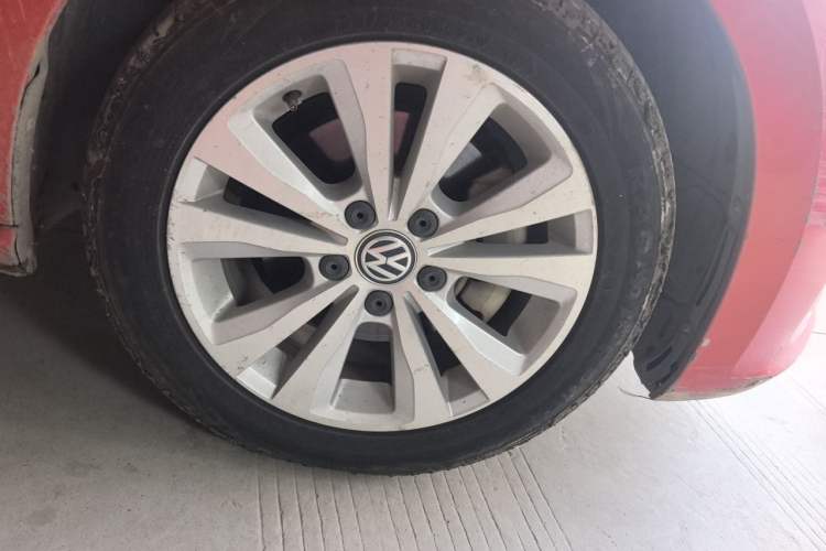 Used Volkswagen Golf Sportsvan 2016 230TSI Automatic Trend Edition Right Front Wheel Hub