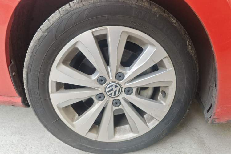 Used Volkswagen Golf Sportsvan 2016 230TSI Automatic Trend Edition Right Front Wheel Hub