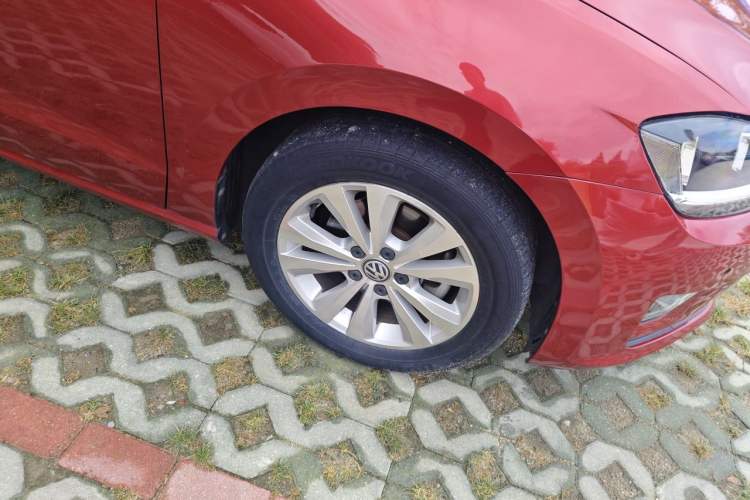 Used Volkswagen Golf Sportsvan 2016 230TSI Automatic Trend Edition Right Front Wheel Hub