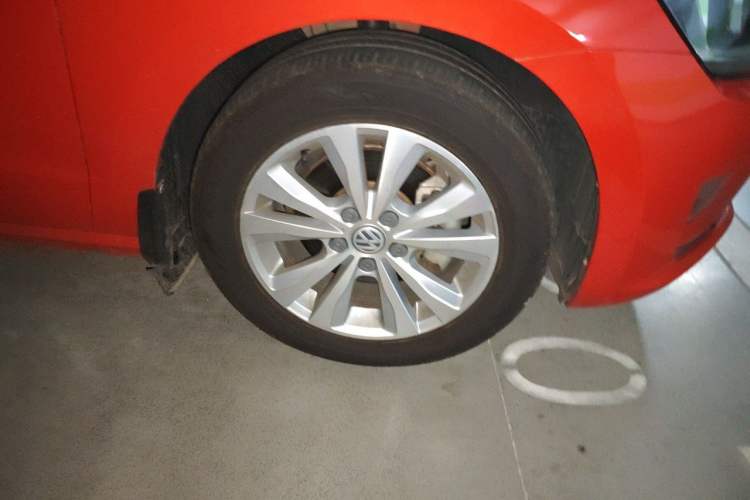 Used Volkswagen Golf Sportsvan 2016 230TSI Automatic Trend Edition Right Front Wheel Hub
