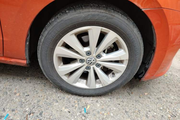 Used Volkswagen Golf Sportsvan 2016 230TSI Automatic Trend Edition Right Front Wheel Hub