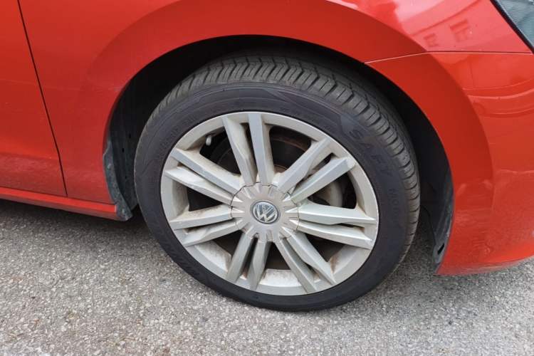 Used Volkswagen Golf Sportsvan 2016 230TSI Automatic Luxury Version Right Front Wheel Hub