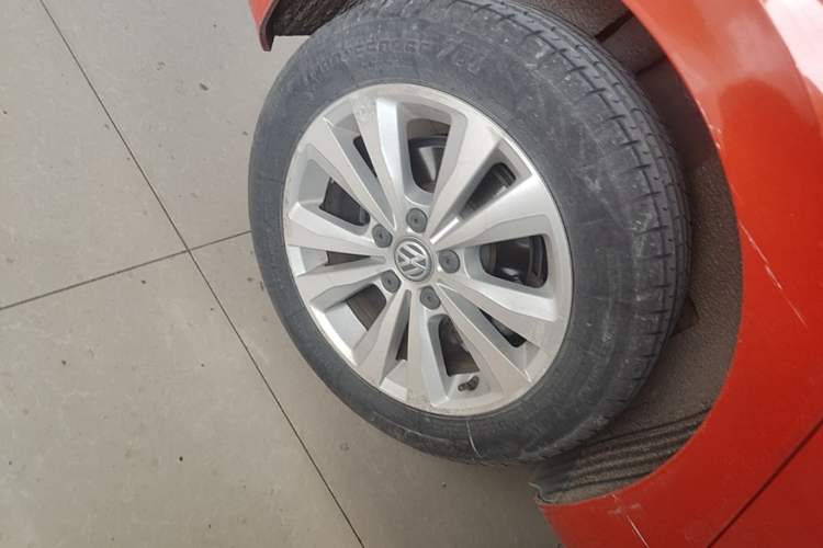 Used Volkswagen Golf Sportsvan 2016 230TSI Automatic Trend Edition Right Rear Wheel Hub