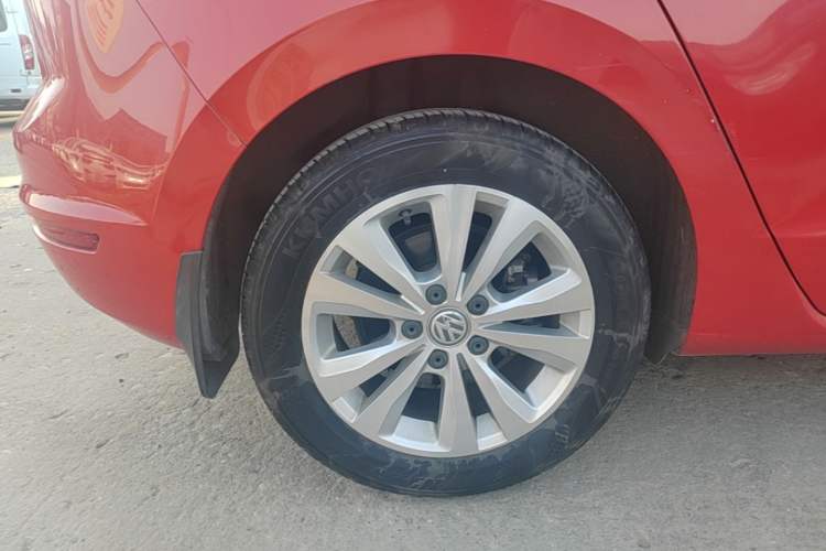 Used Volkswagen Golf Sportsvan 2016 230TSI Automatic Trend Edition Right Rear Wheel Hub