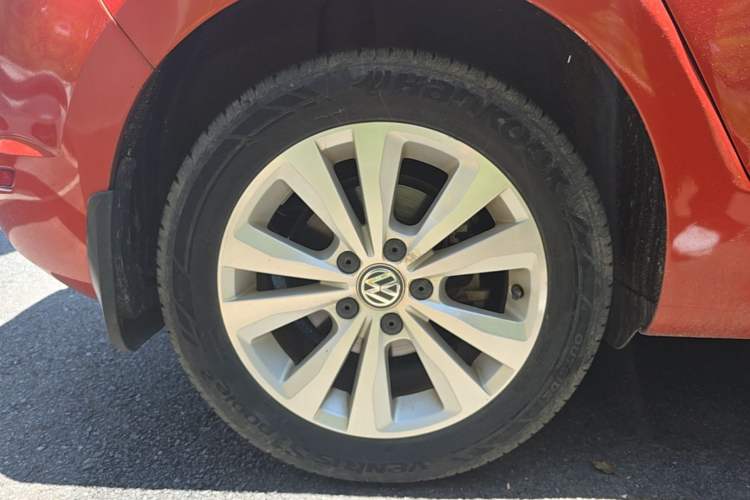 Used Volkswagen Golf Sportsvan 2016 230TSI Automatic Trend Edition Right Rear Wheel Hub