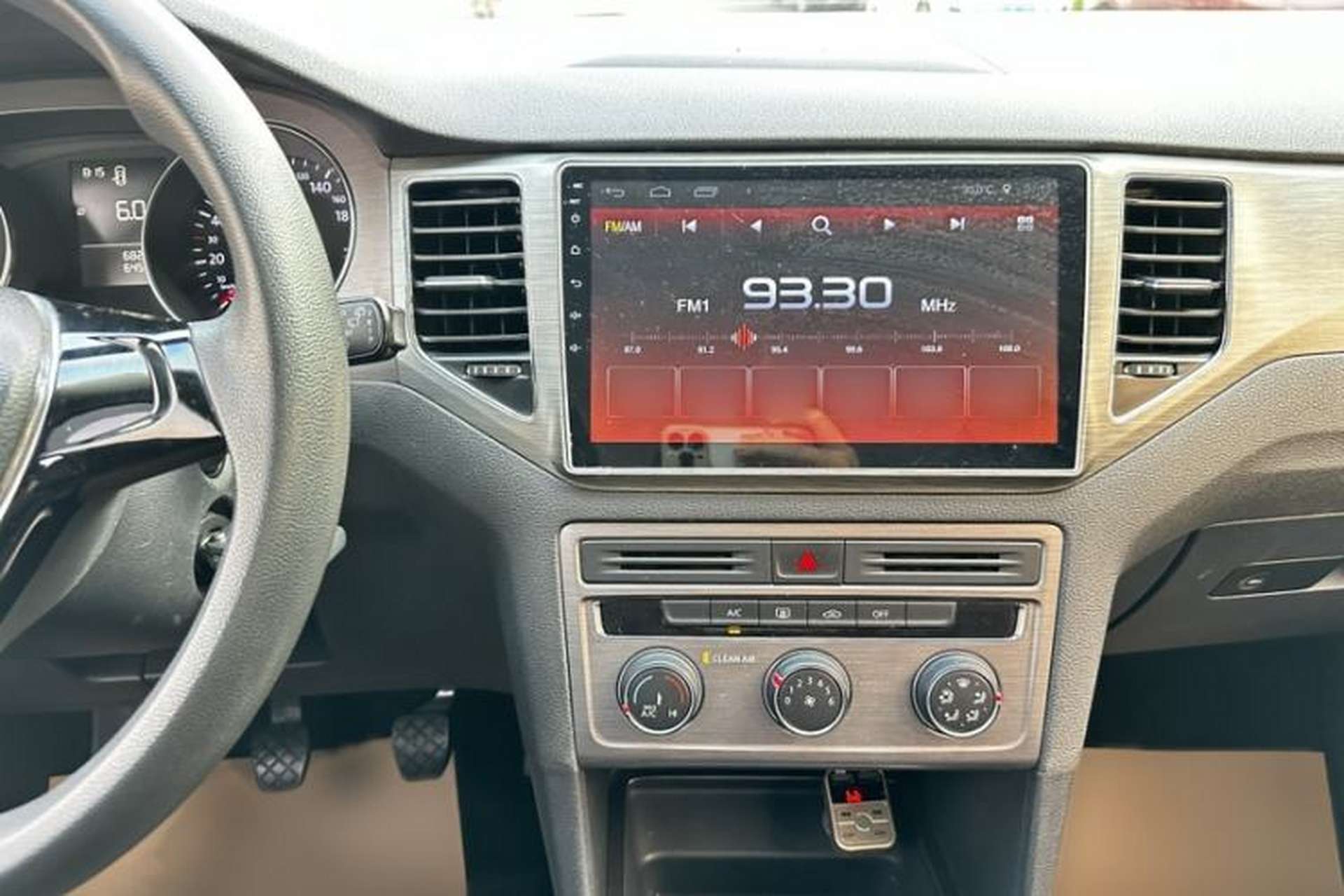 Used Volkswagen Golf Sportsvan 2016 1.6L Manual Comfort Model Audio And AC Panel