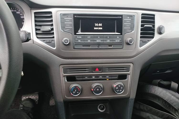 Used Volkswagen Golf Sportsvan 2016 1.6L Automatic Comfort Model Audio And AC Panel