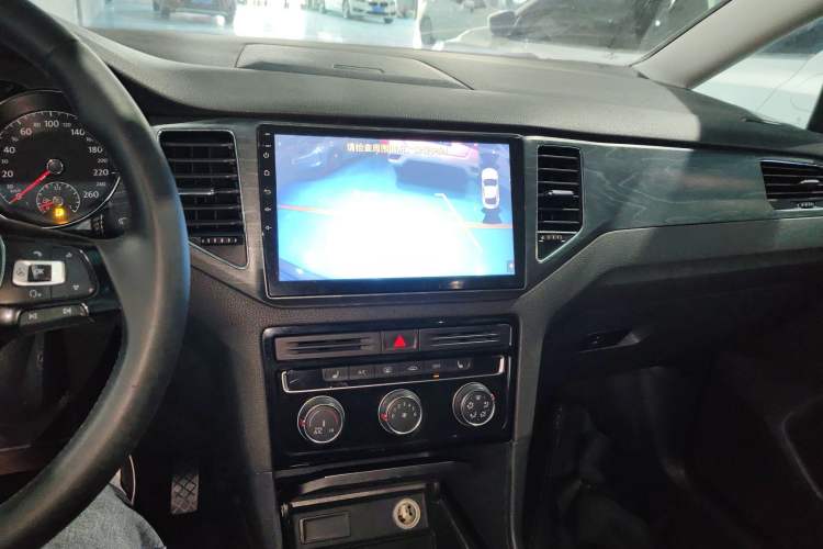 Used Volkswagen Golf Sportsvan 2016 230TSI Automatic Luxury Version Audio And AC Panel