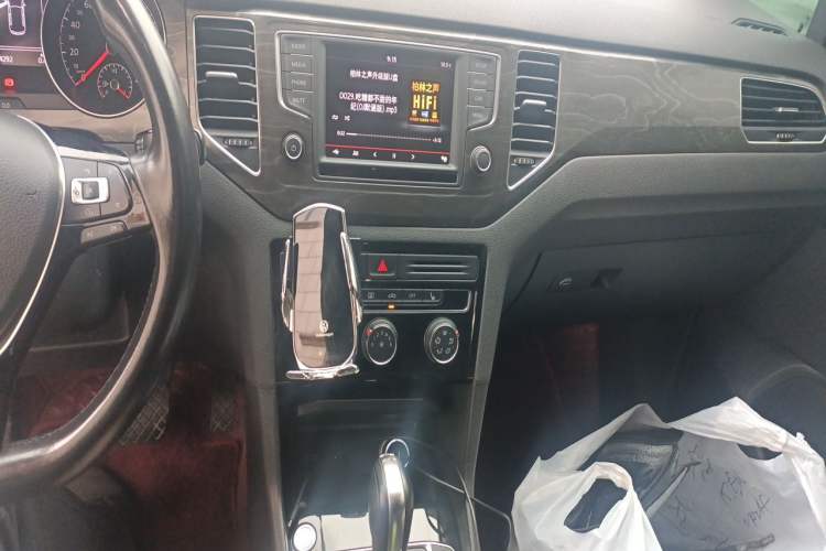 Used Volkswagen Golf Sportsvan 2016 280TSI Automatic Luxury Model Audio And AC Panel
