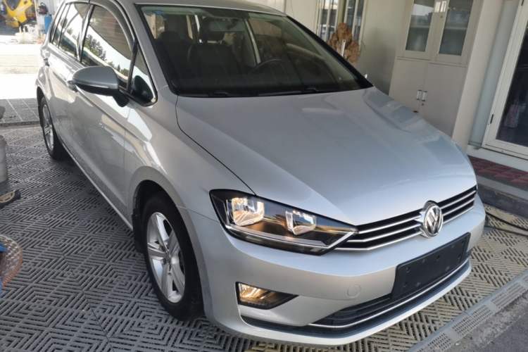 Used Volkswagen Golf Sportsvan 2016 1.6L Manual Comfort Model Front Right 45 Deg