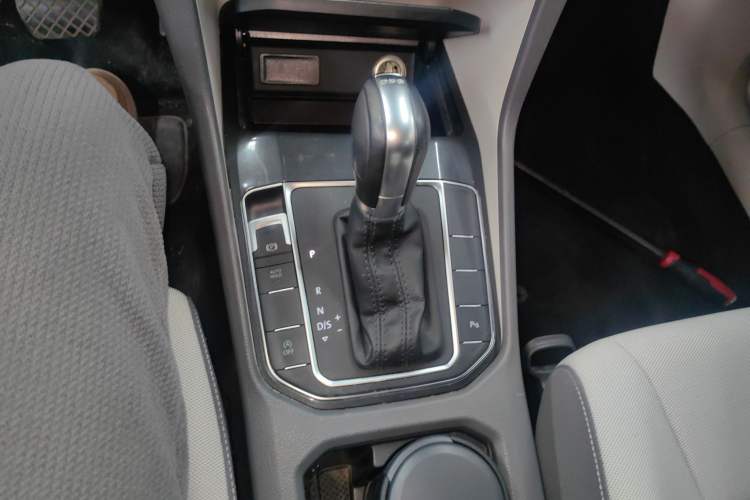 Used Volkswagen Golf Sportsvan 2016 230TSI Automatic Trend Edition Gear Lever