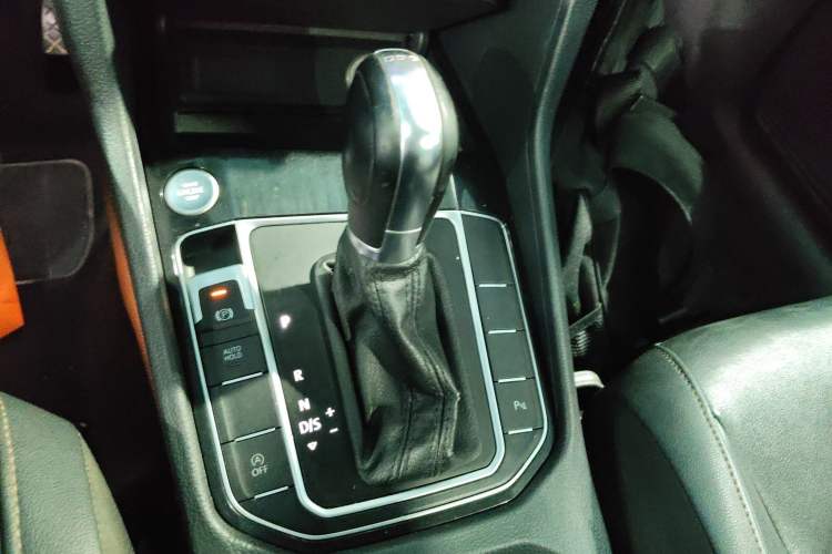 Used Volkswagen Golf Sportsvan 2016 230TSI Automatic Luxury Version Gear Lever