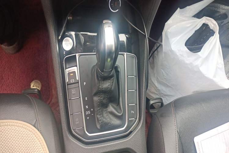 Used Volkswagen Golf Sportsvan 2016 280TSI Automatic Luxury Model Gear Lever
