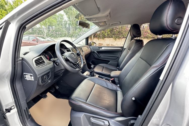 Used Volkswagen Golf Sportsvan 2016 1.6L Manual Comfort Model Interior 1
