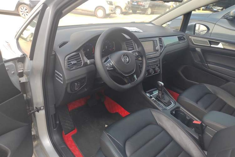 Used Volkswagen Golf Sportsvan 2016 230TSI Automatic Luxury Version Interior 3
