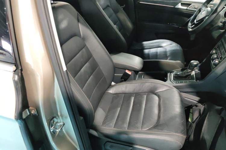 Used Volkswagen Golf Sportsvan 2016 230TSI Automatic Luxury Version Right Front Seat