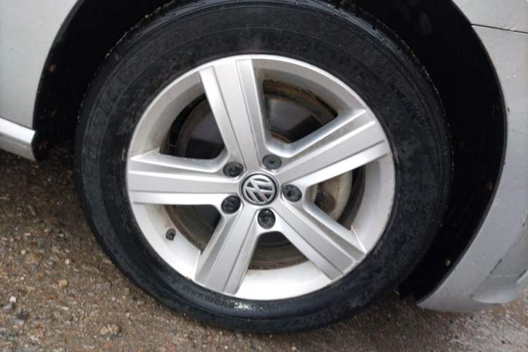 Used Volkswagen Golf Sportsvan 2016 1.6L Automatic Comfort Model Right Front Wheel Hub