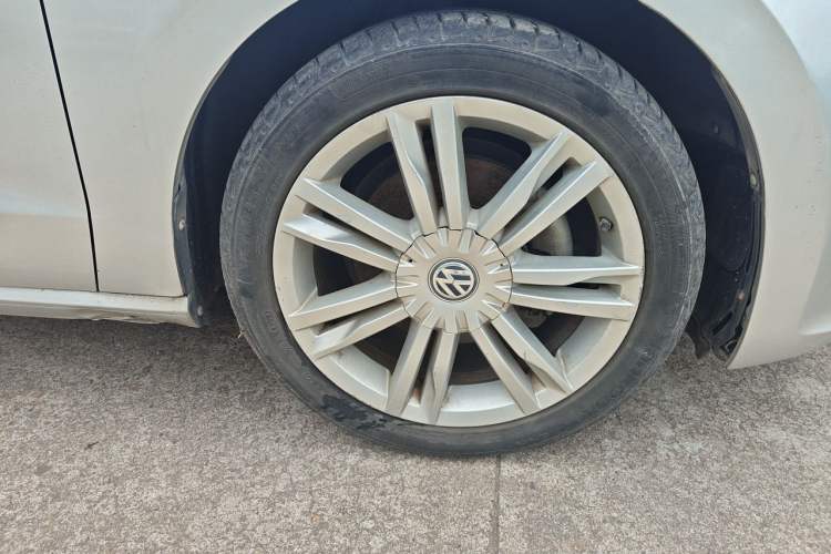 Used Volkswagen Golf Sportsvan 2016 230TSI Automatic Luxury Version Right Front Wheel Hub