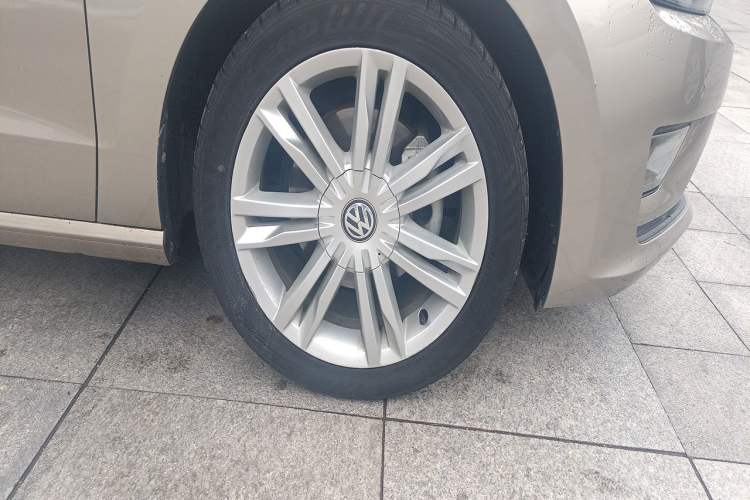 Used Volkswagen Golf Sportsvan 2016 280TSI Automatic Luxury Model Right Front Wheel Hub