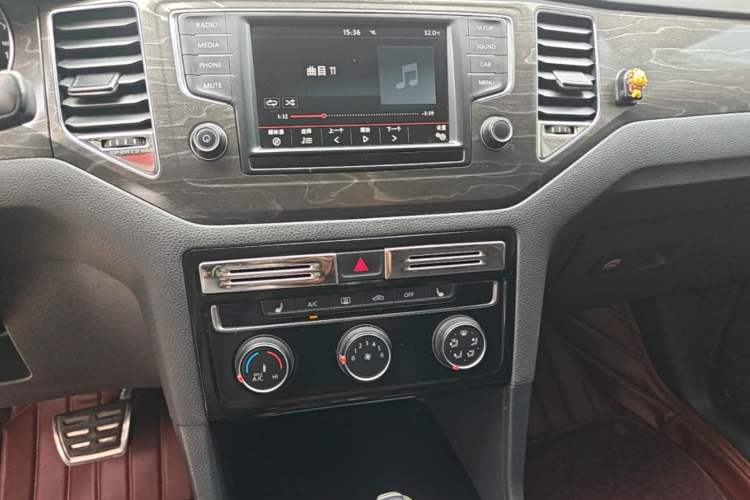 Used Volkswagen Golf Sportsvan 2016 230TSI Automatic Luxury Version Audio And AC Panel