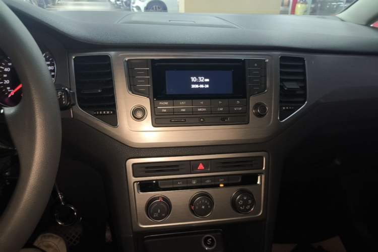 Used Volkswagen Golf Sportsvan 2016 1.6L Automatic Comfort Model Audio And AC Panel