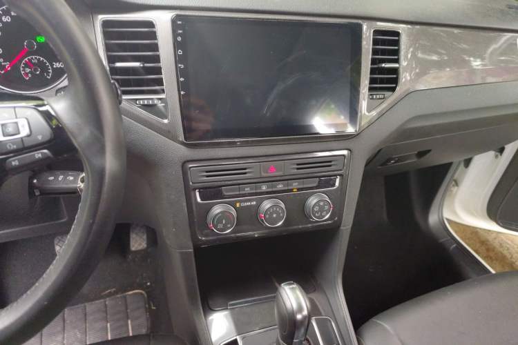 Used Volkswagen Golf Sportsvan 2016 230TSI Automatic Trend Edition Audio And AC Panel