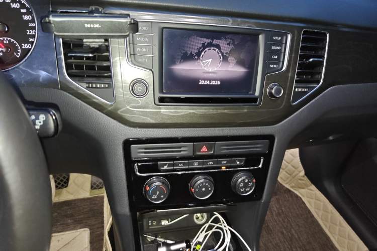Used Volkswagen Golf Sportsvan 2016 280TSI Automatic Luxury Model Audio And AC Panel