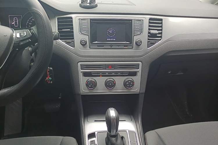Used Volkswagen Golf Sportsvan 2016 230TSI Automatic Trend Edition Audio And AC Panel