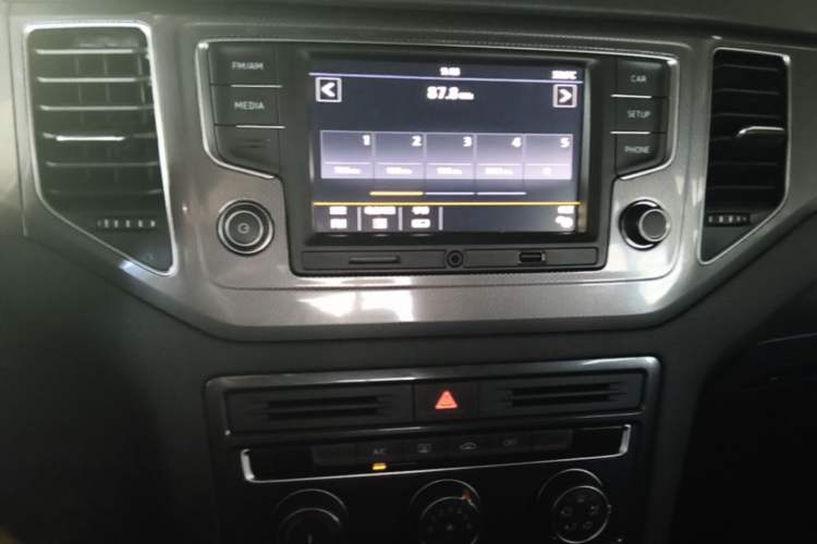 Used Volkswagen Golf Sportsvan 2016 230TSI Automatic Trend Edition Audio And AC Panel