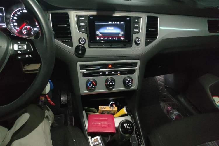 Used Volkswagen Golf Sportsvan 2016 230TSI Manual Entry-Level Trim Audio And AC Panel