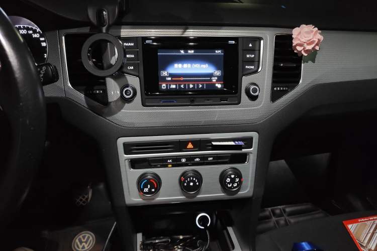Used Volkswagen Golf Sportsvan 2016 230TSI Manual Entry-Level Trim Audio And AC Panel