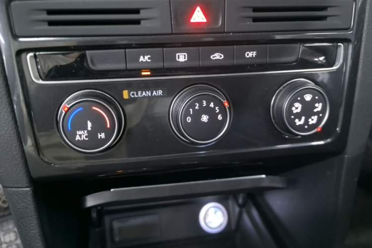 Used Volkswagen Golf Sportsvan 2016 230TSI Automatic Trend Edition Audio And AC Panel