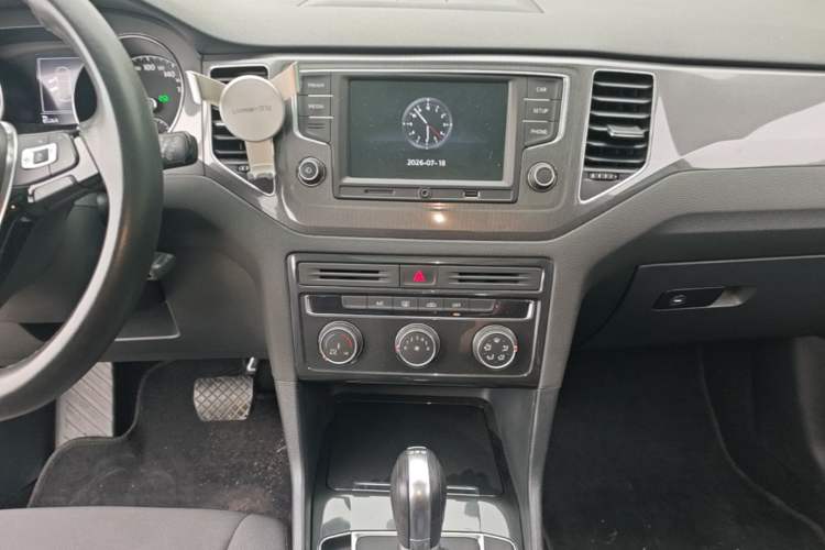 Used Volkswagen Golf Sportsvan 2016 230TSI Automatic Trend Edition Audio And AC Panel